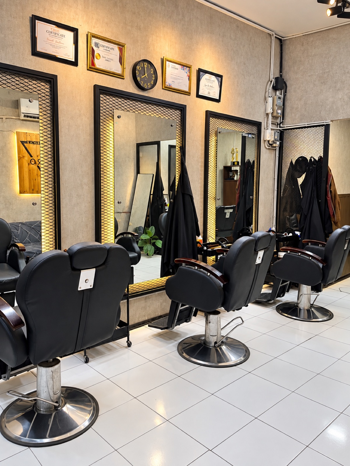 Deretan kursi dan cermin di ruang Sandi Sintaro Barbershop