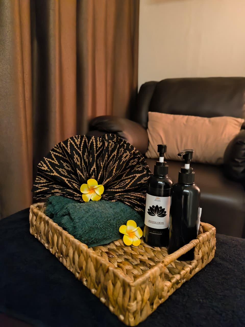 Amenities refleksi Shine Family Reflexology dengan handuk, bunga, dan minyak pijat
