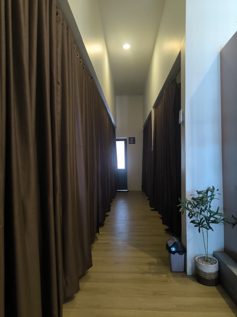 Koridor ruang terapi private Shine Family Reflexology